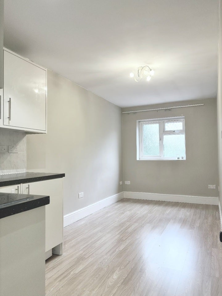 Flat Lydford Road in Greater London