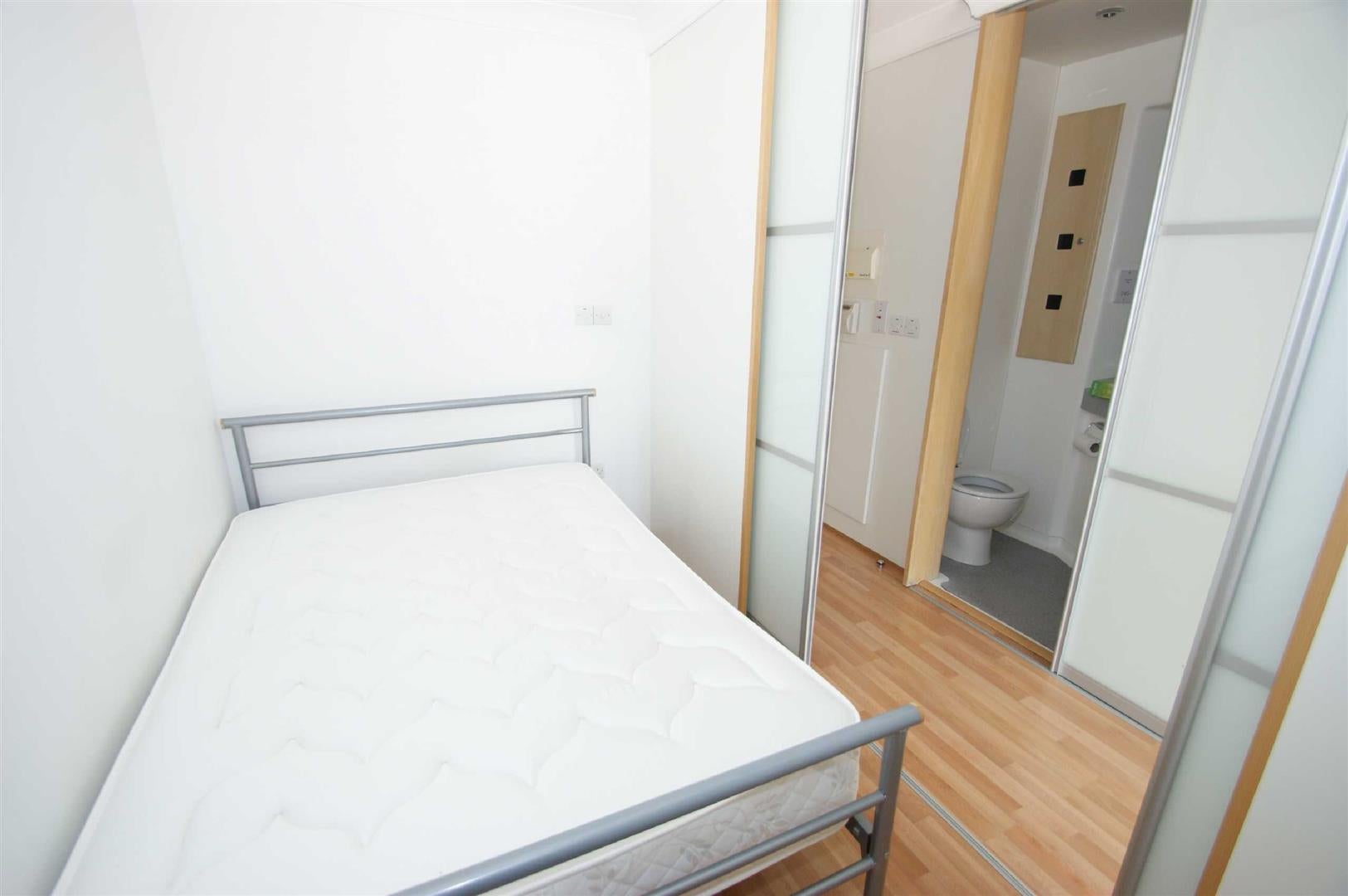 Flat Byron Street in Leeds