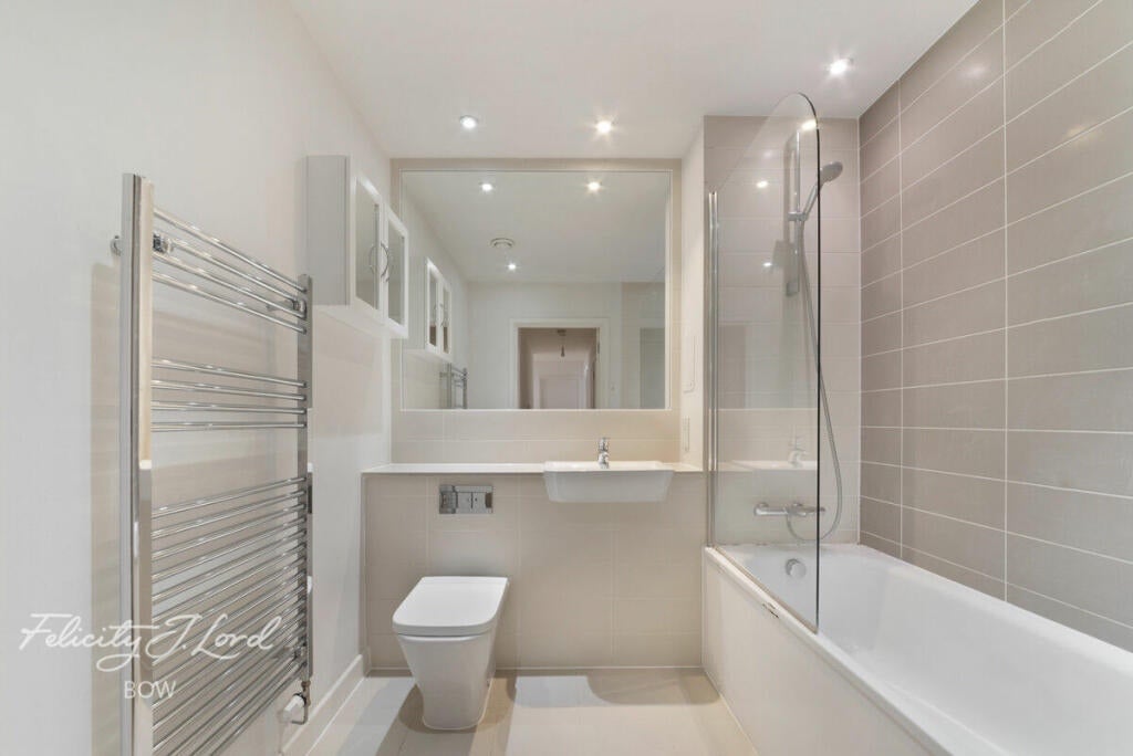 Flat Hamlets Way in Greater London