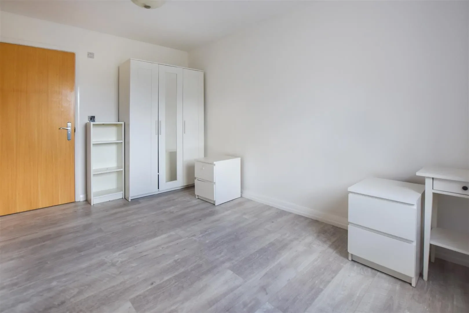 Flat Hirst Crescent in Greater London