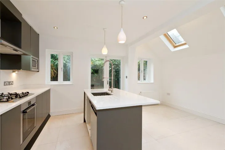 Flat Harwood Road in Greater London