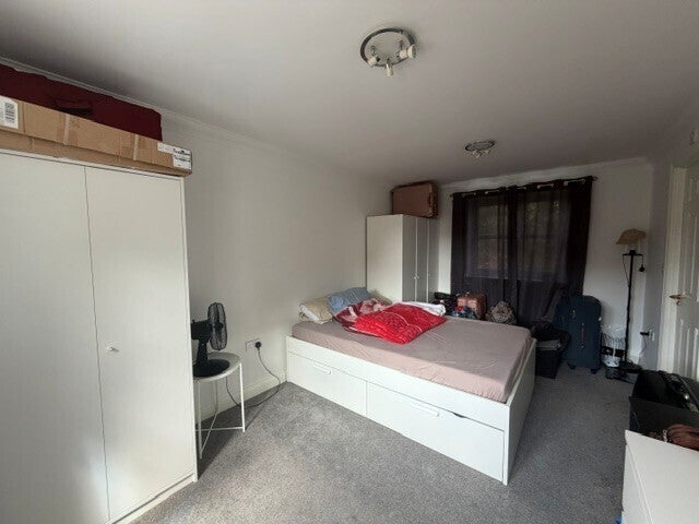 Flat Wickstead Avenue in Milton Keynes