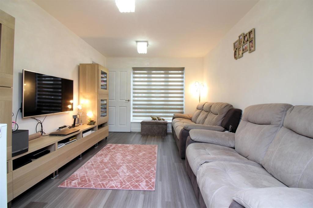 Flat Siddington Drive in Quarrendon