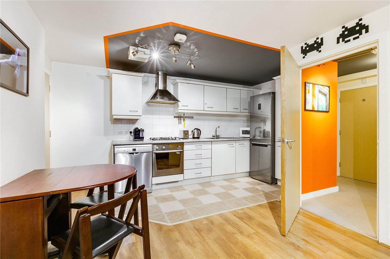 Flat Compton Passage in Greater London