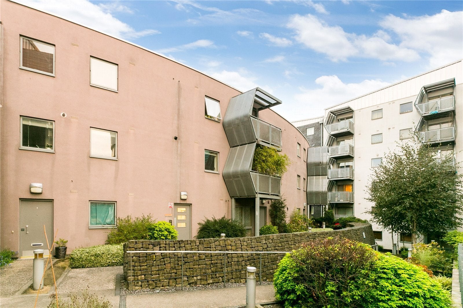 Flat Compton Passage in Greater London