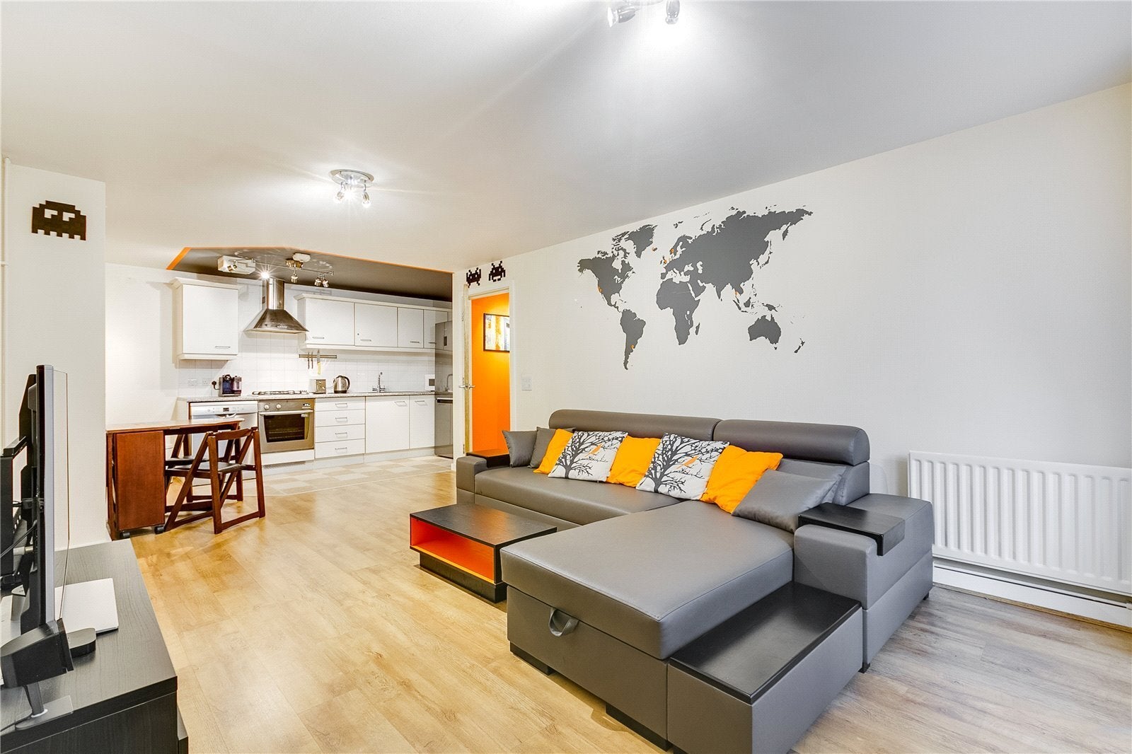 Flat Compton Passage in Greater London