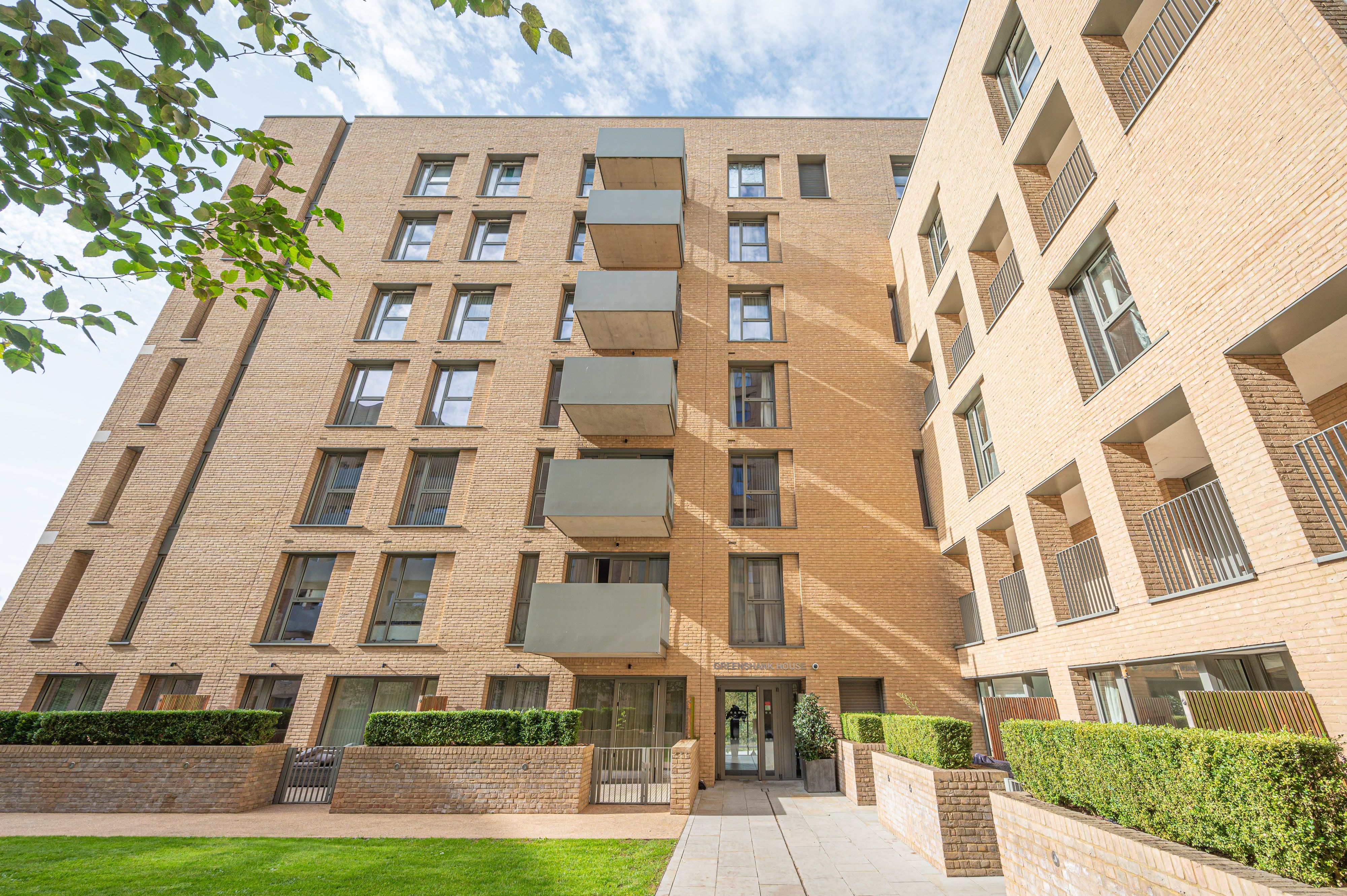 Flat Moorhen Drive in Greater London