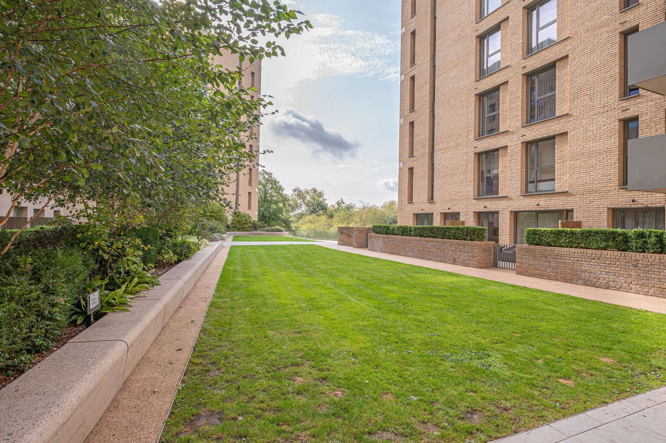 Flat Moorhen Drive in Greater London