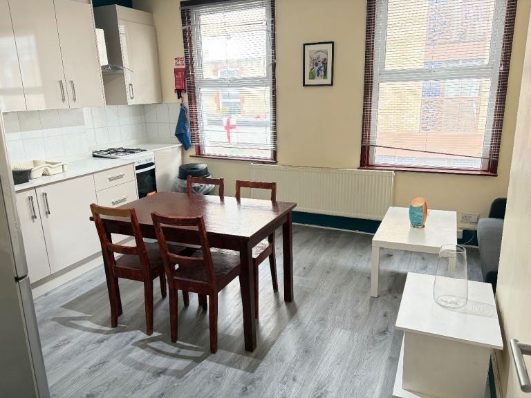 Flat Market Place in Greater London