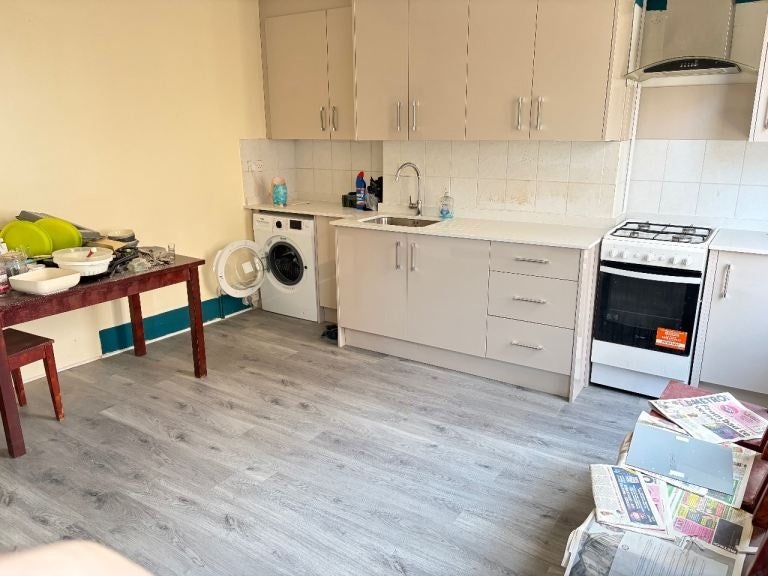 Flat Market Place in Greater London