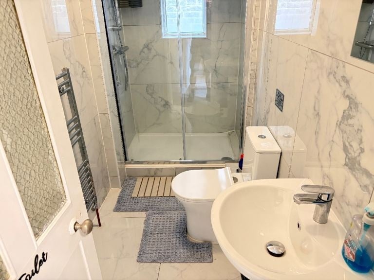 Flat Market Place in Greater London