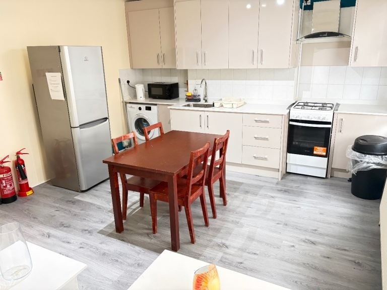 Flat Market Place in Greater London