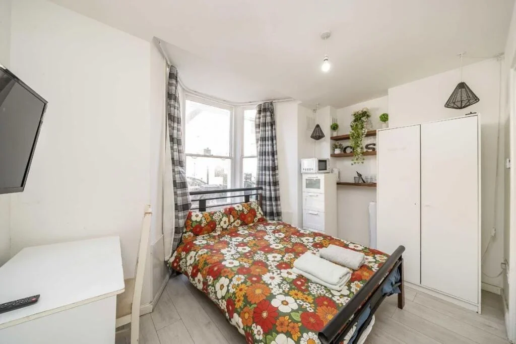 Flat Loveridge Road in Greater London