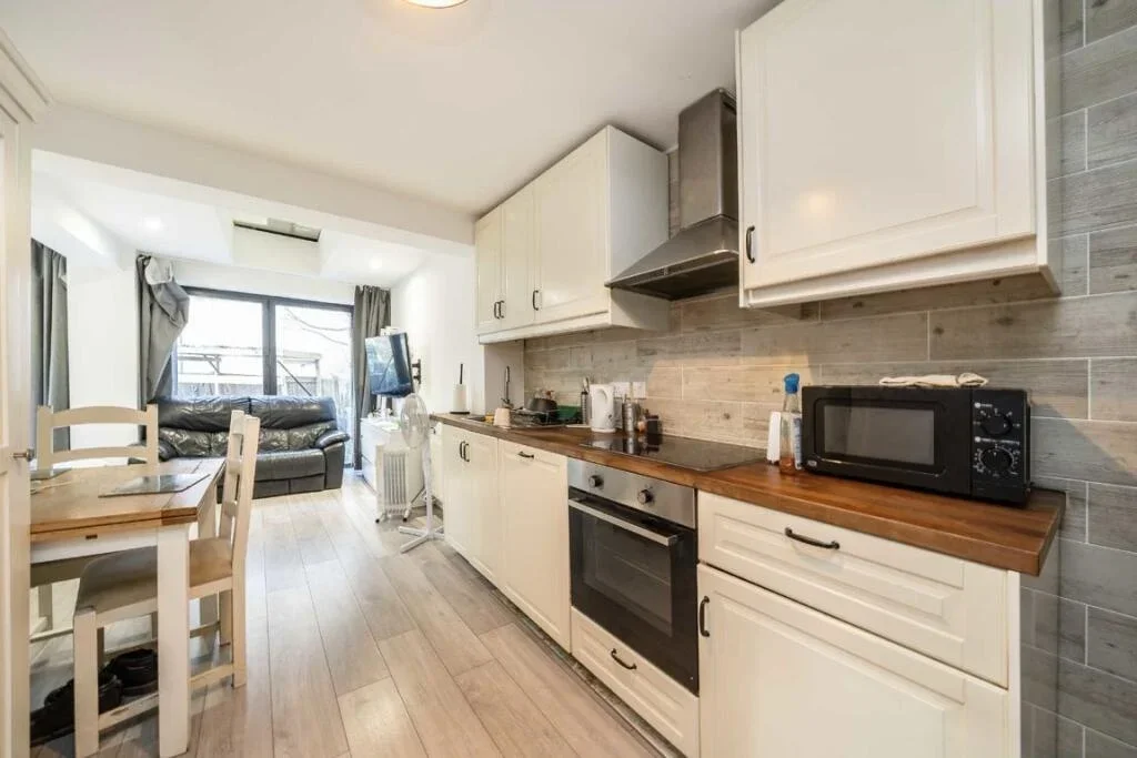 Flat Loveridge Road in Greater London
