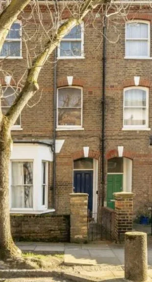 Flat Loveridge Road in Greater London