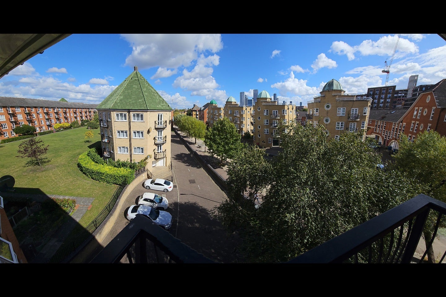 Flat Garter Way in Greater London