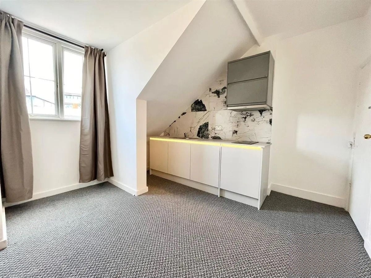 Flat Bond Street in Greater London