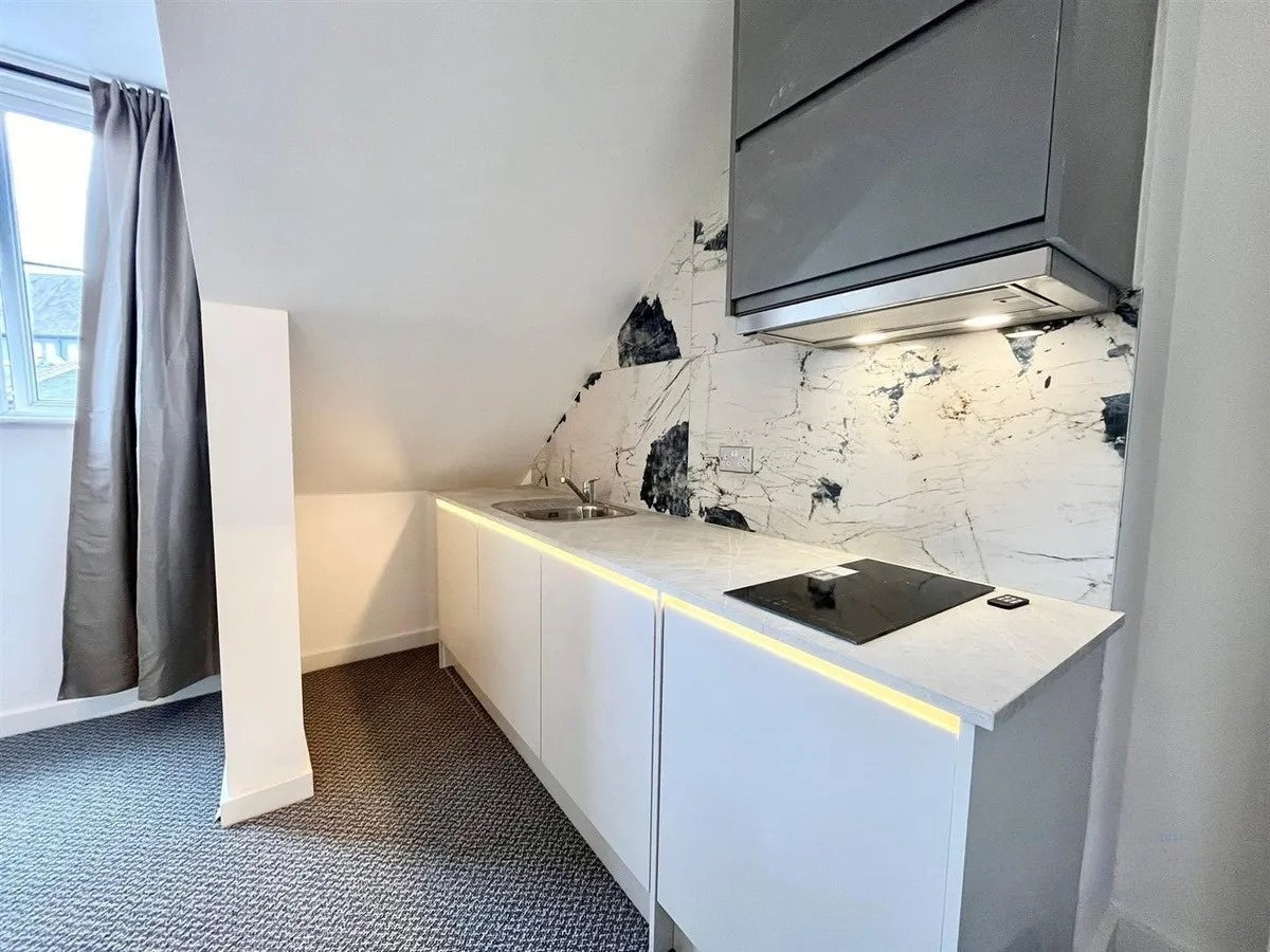 Flat Bond Street in Greater London