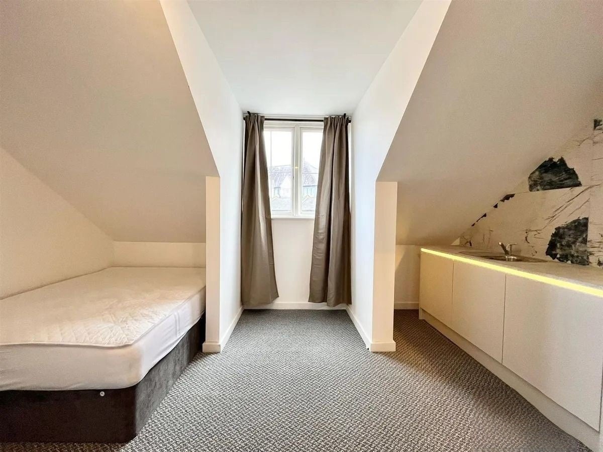 Flat Bond Street in Greater London
