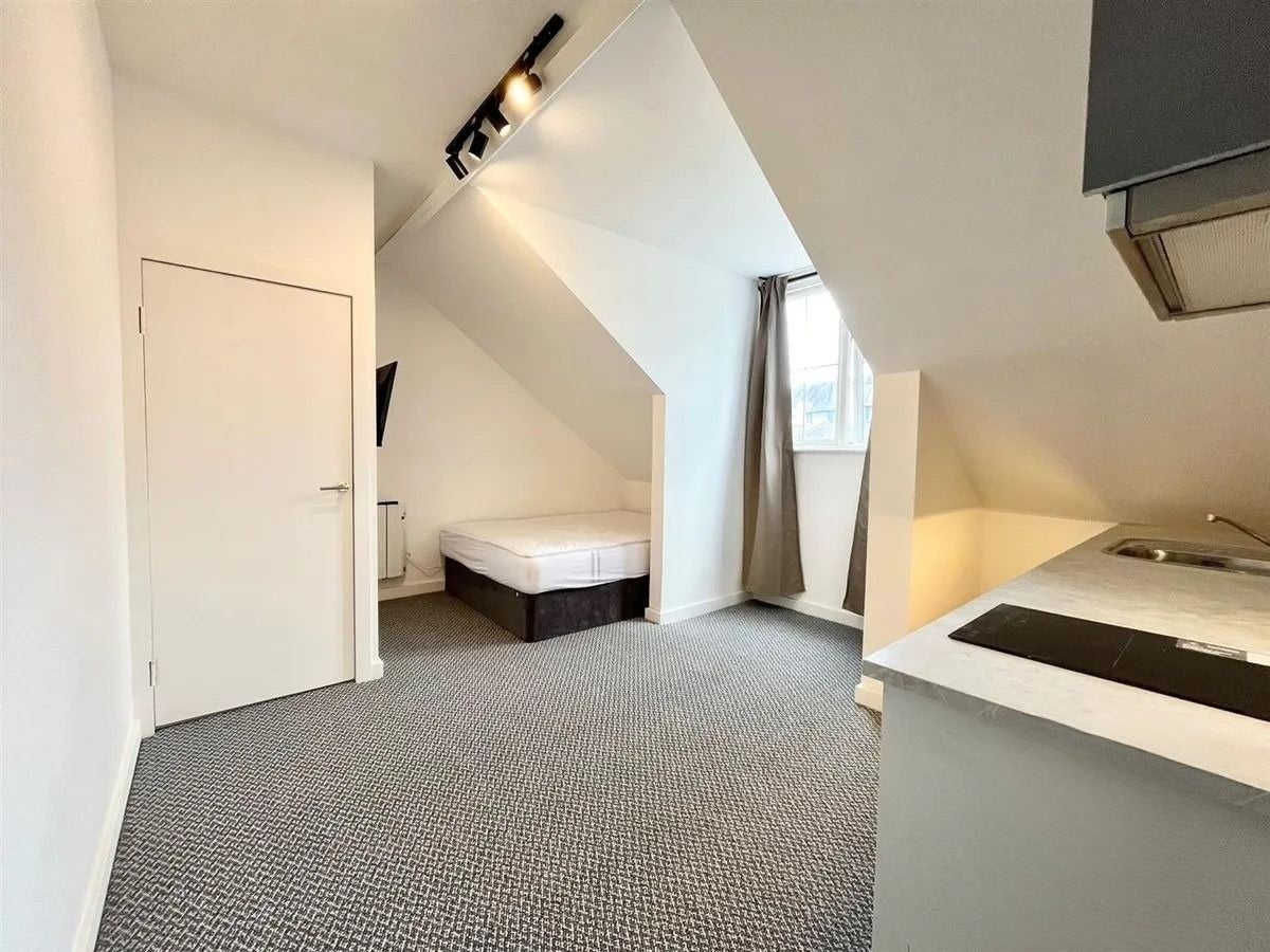 Flat Bond Street in Greater London
