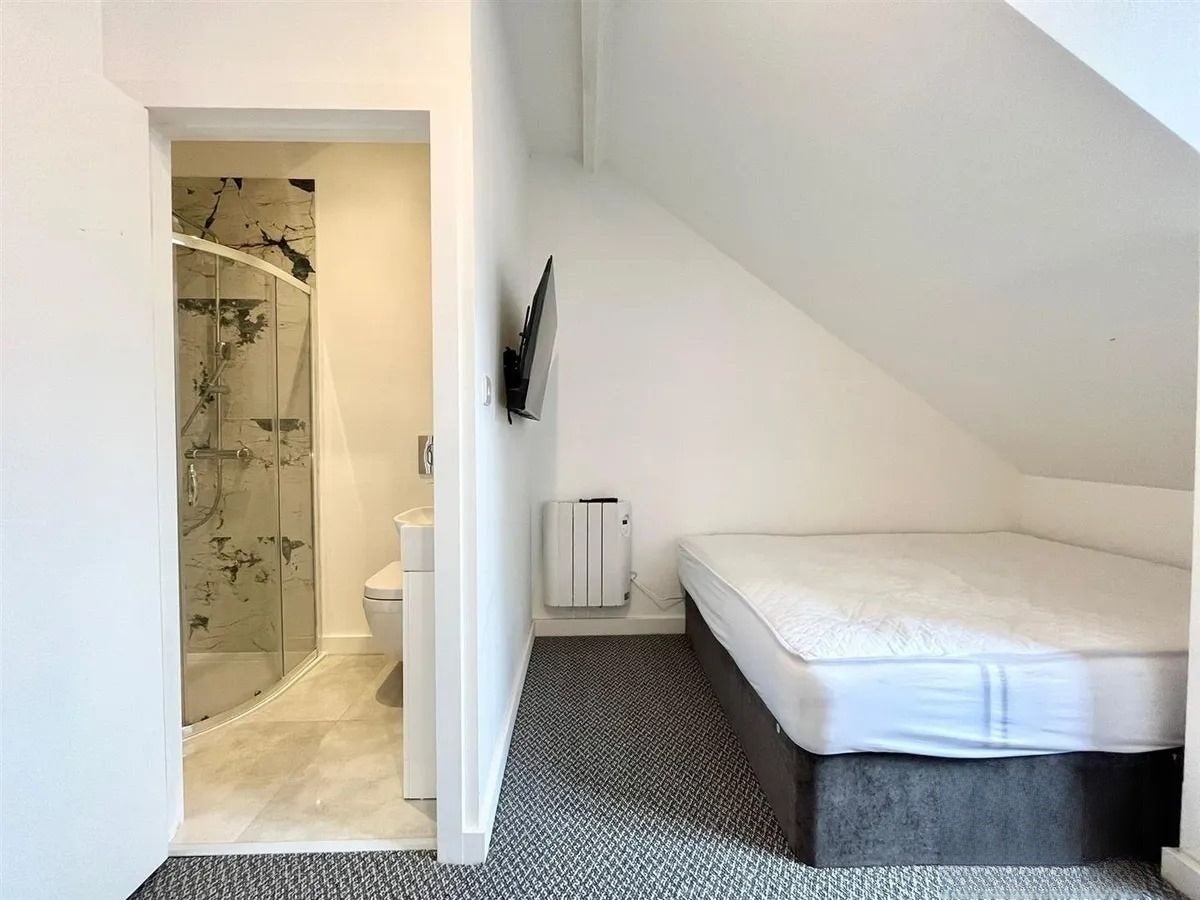 Flat Bond Street in Greater London
