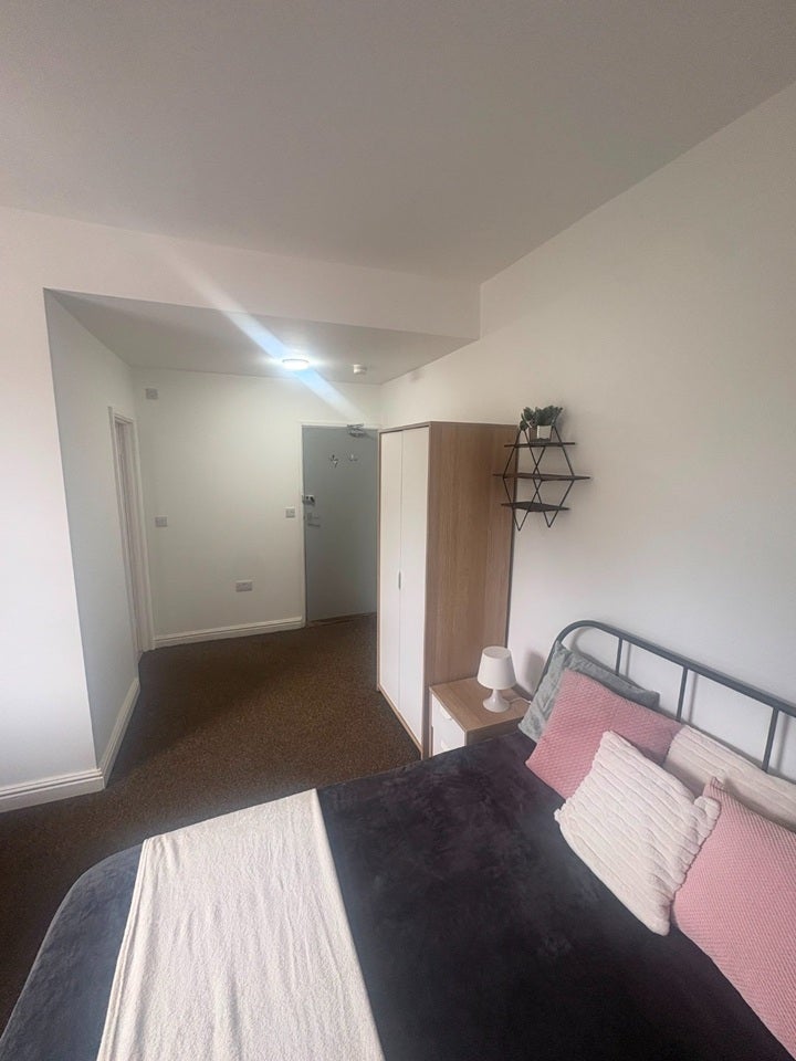 Room Dalefield Avenue in Wakefield
