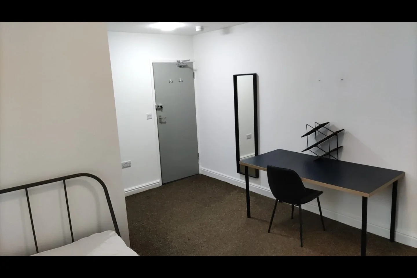 Room Dalefield Avenue in Wakefield