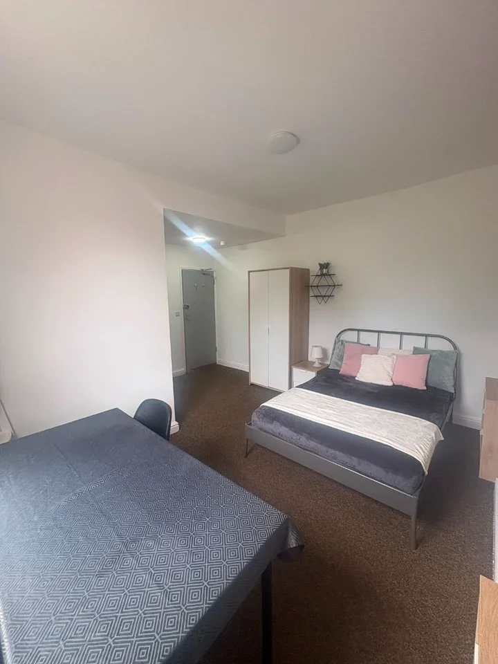 Room Dalefield Avenue in Wakefield