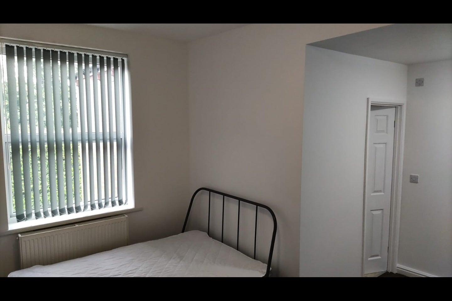 Room Dalefield Avenue in Wakefield