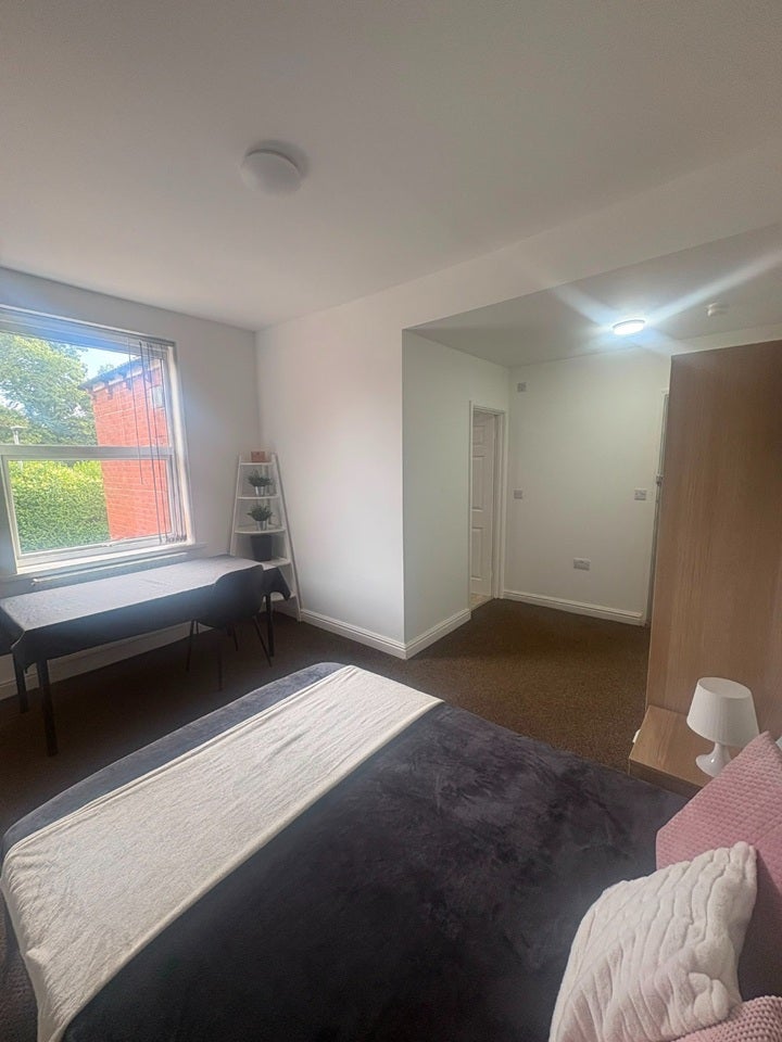 Room Dalefield Avenue in Wakefield