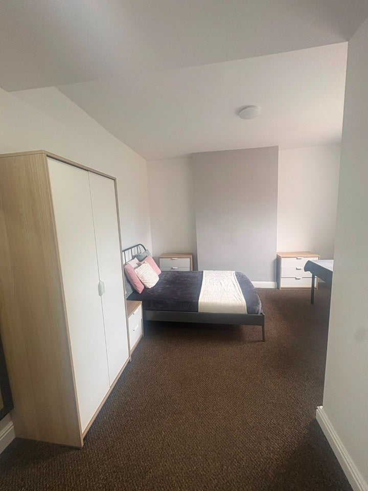 Room Dalefield Avenue in Wakefield