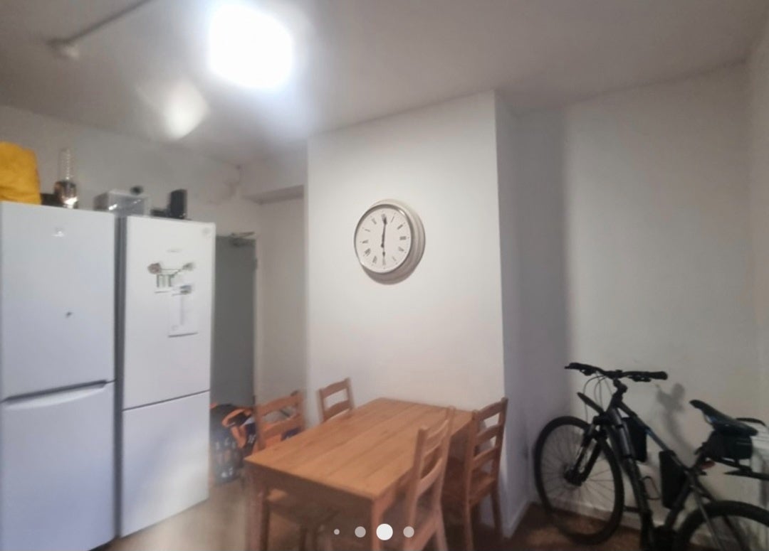 Room Dalefield Avenue in Wakefield