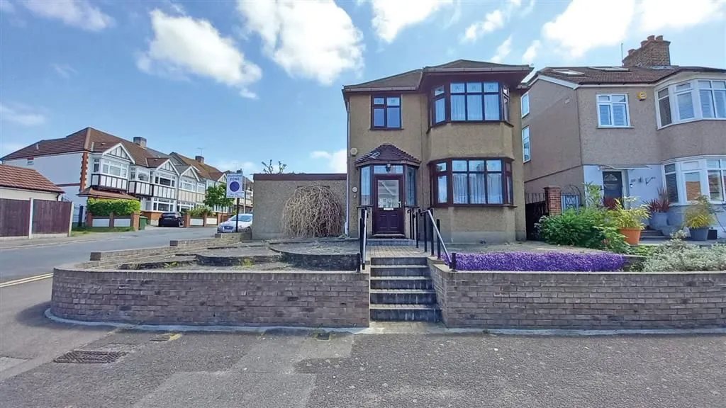 House Dorset Avenue in Greater London