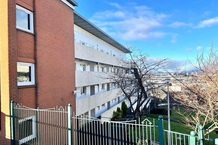 Flat Hartlaw Crescent in Glasgow