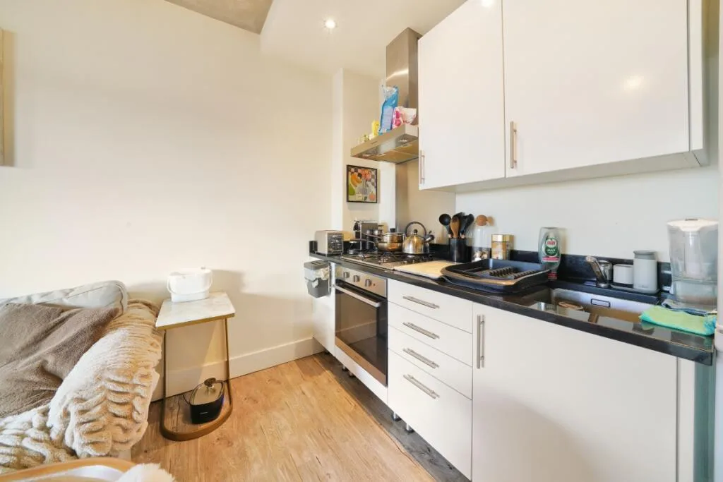 Flat Exchange Street in Greater London