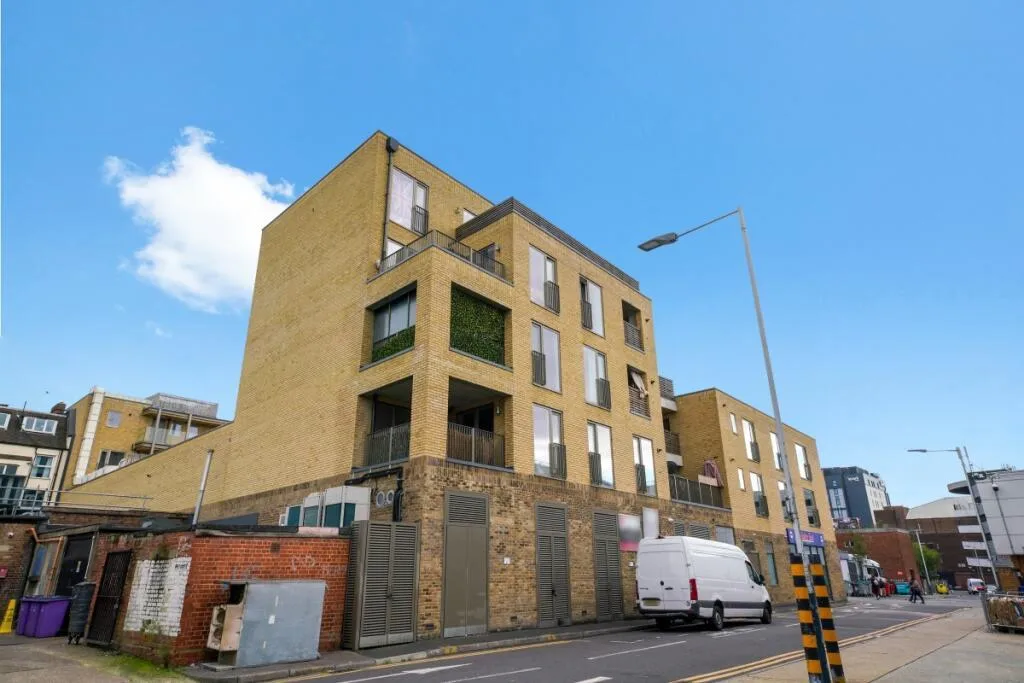 Flat Exchange Street in Greater London