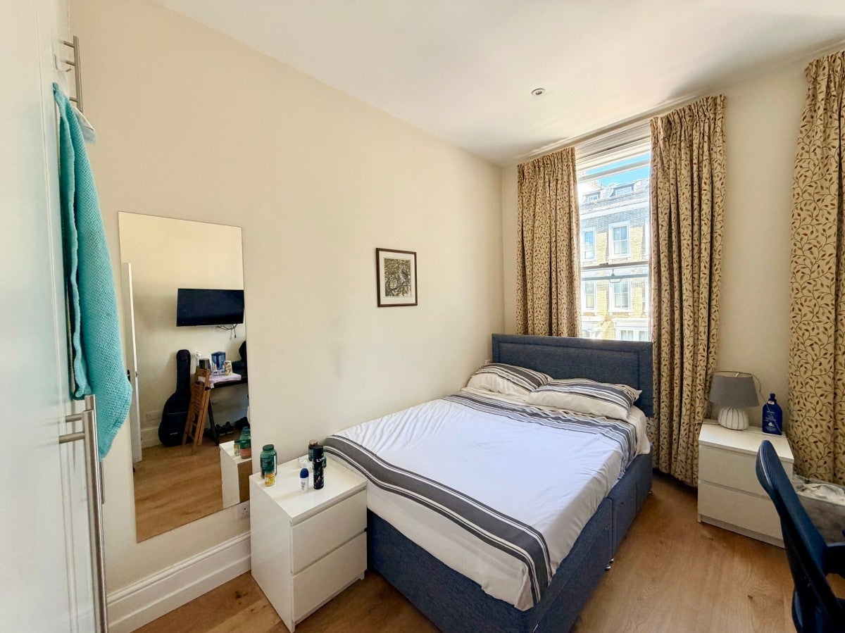 House Eardley Crescent in Greater London