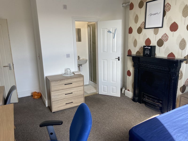 Room Wellfield Road in Liverpool