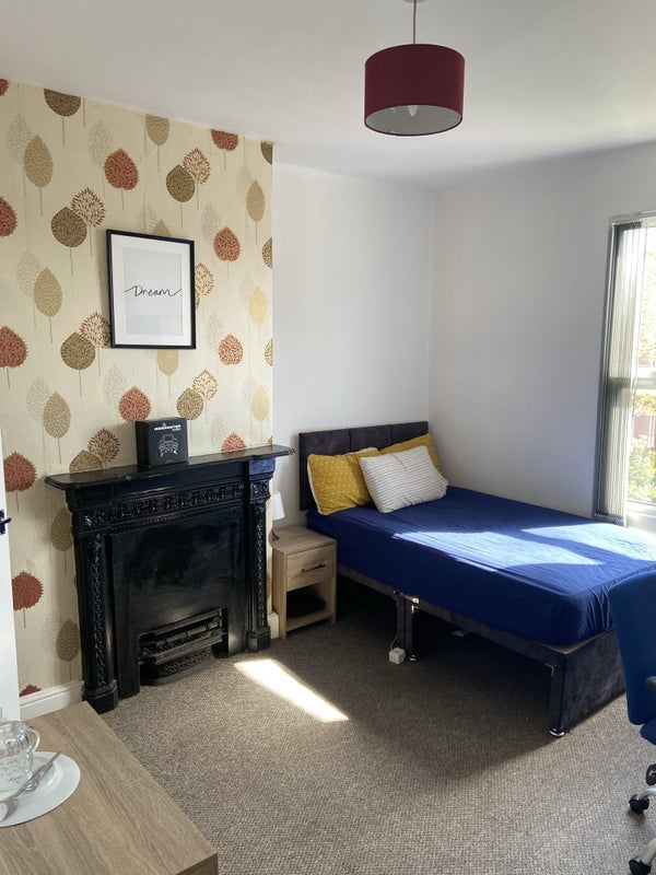 Room Wellfield Road in Liverpool