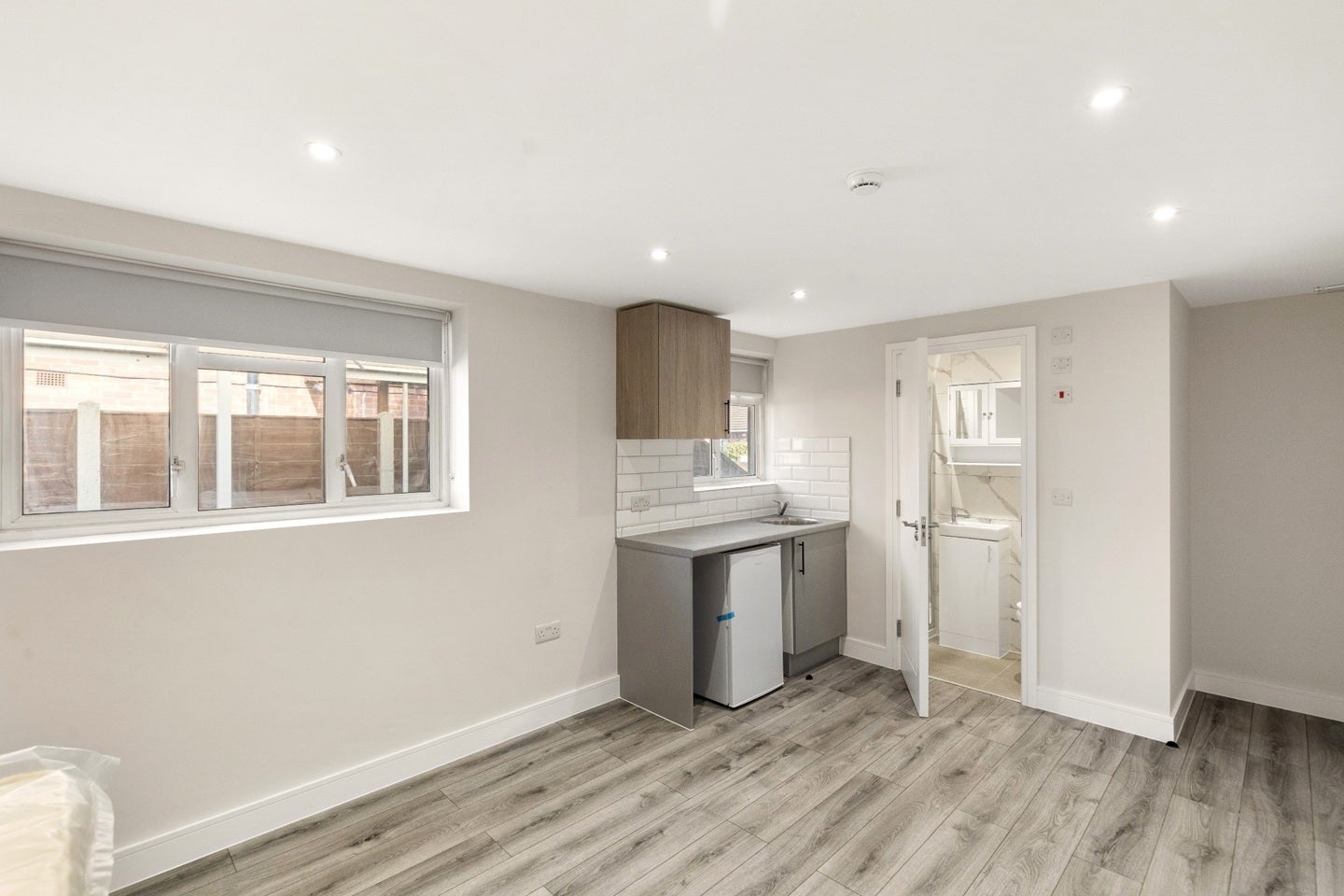 Flat Hornchurch Road in Greater London