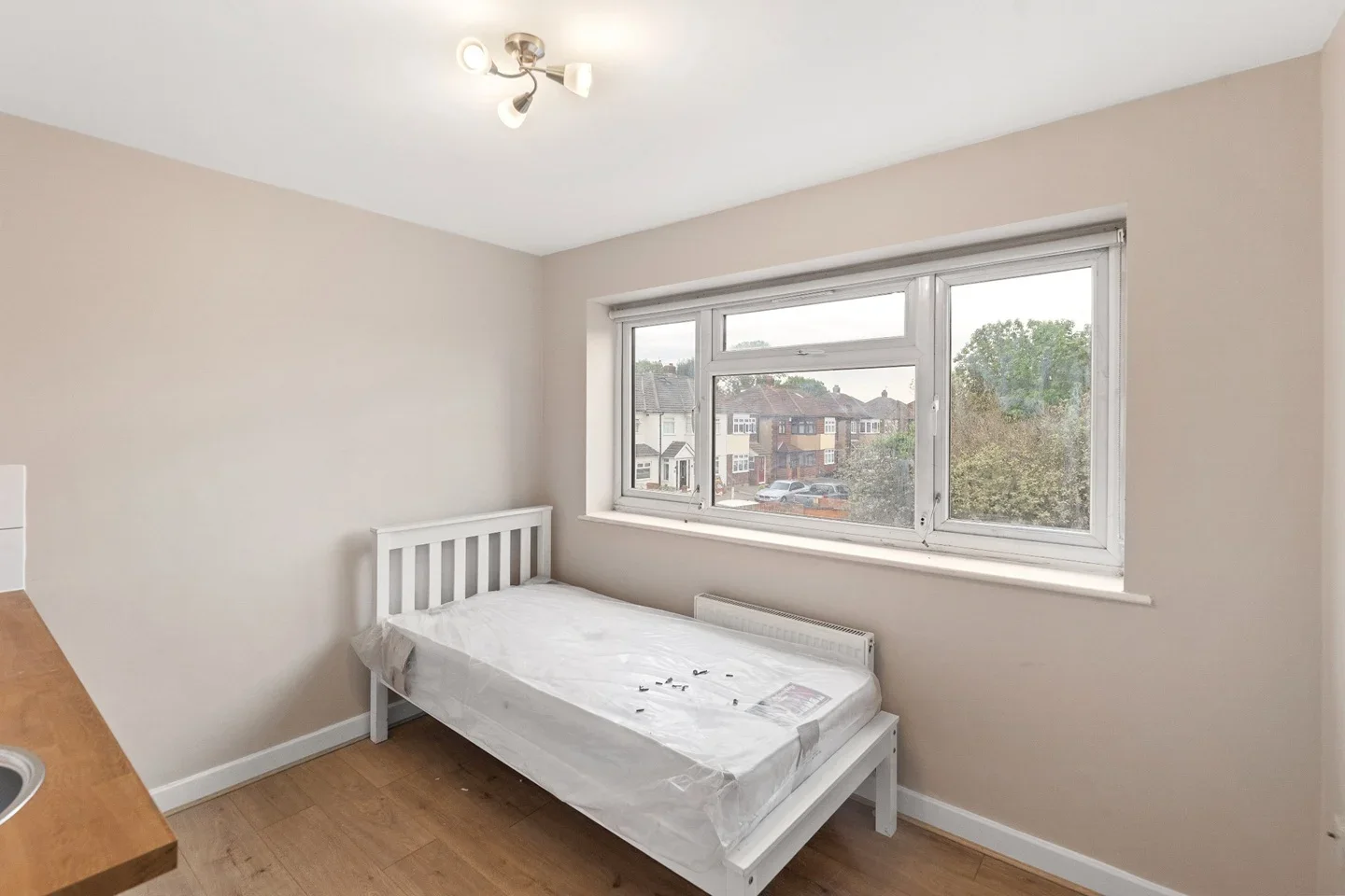 Flat Hornchurch Road in Greater London