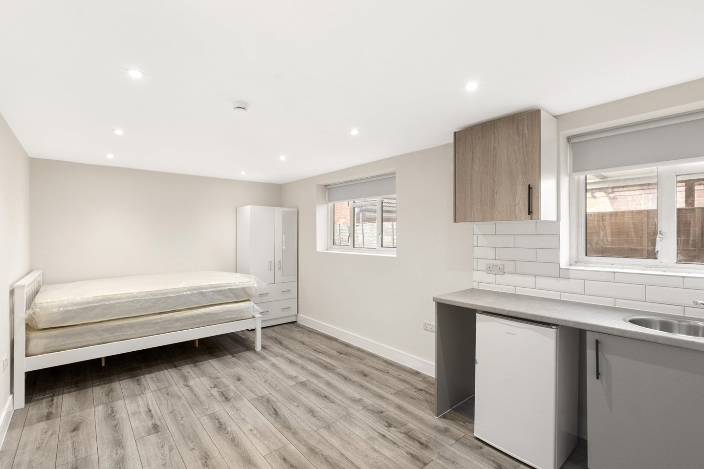Flat Hornchurch Road in Greater London