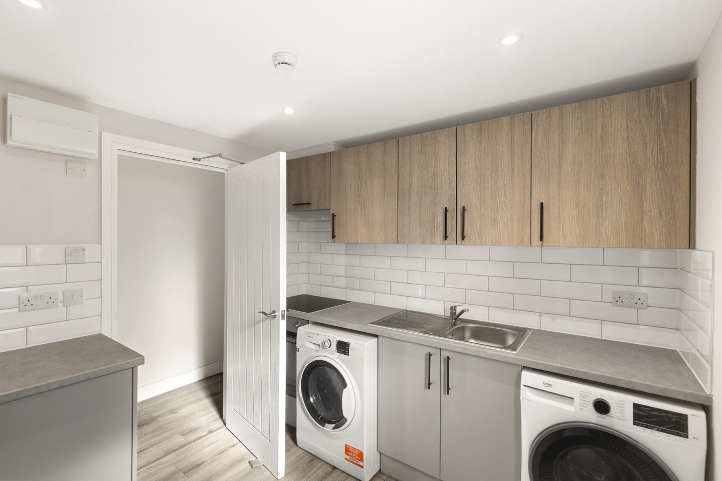 Flat Hornchurch Road in Greater London