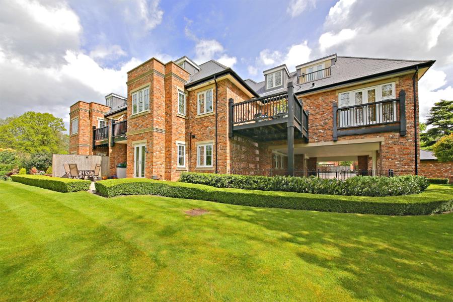 Flat Rickmansworth Road in Greater London