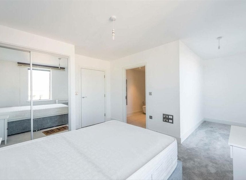 Flat Lakeside Drive in Greater London