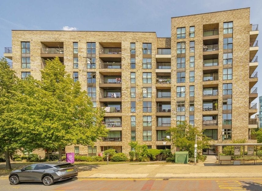 Flat Lakeside Drive in London