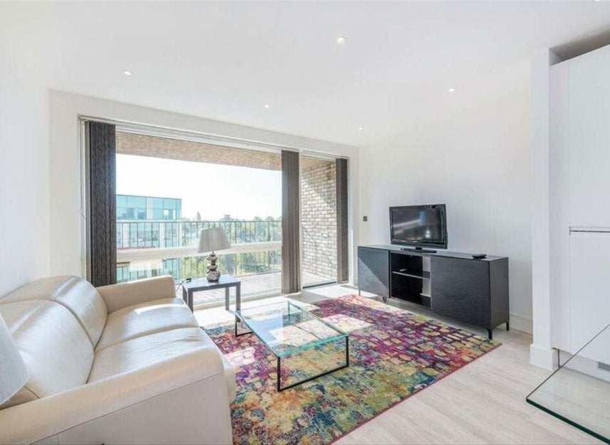Flat Lakeside Drive in Greater London