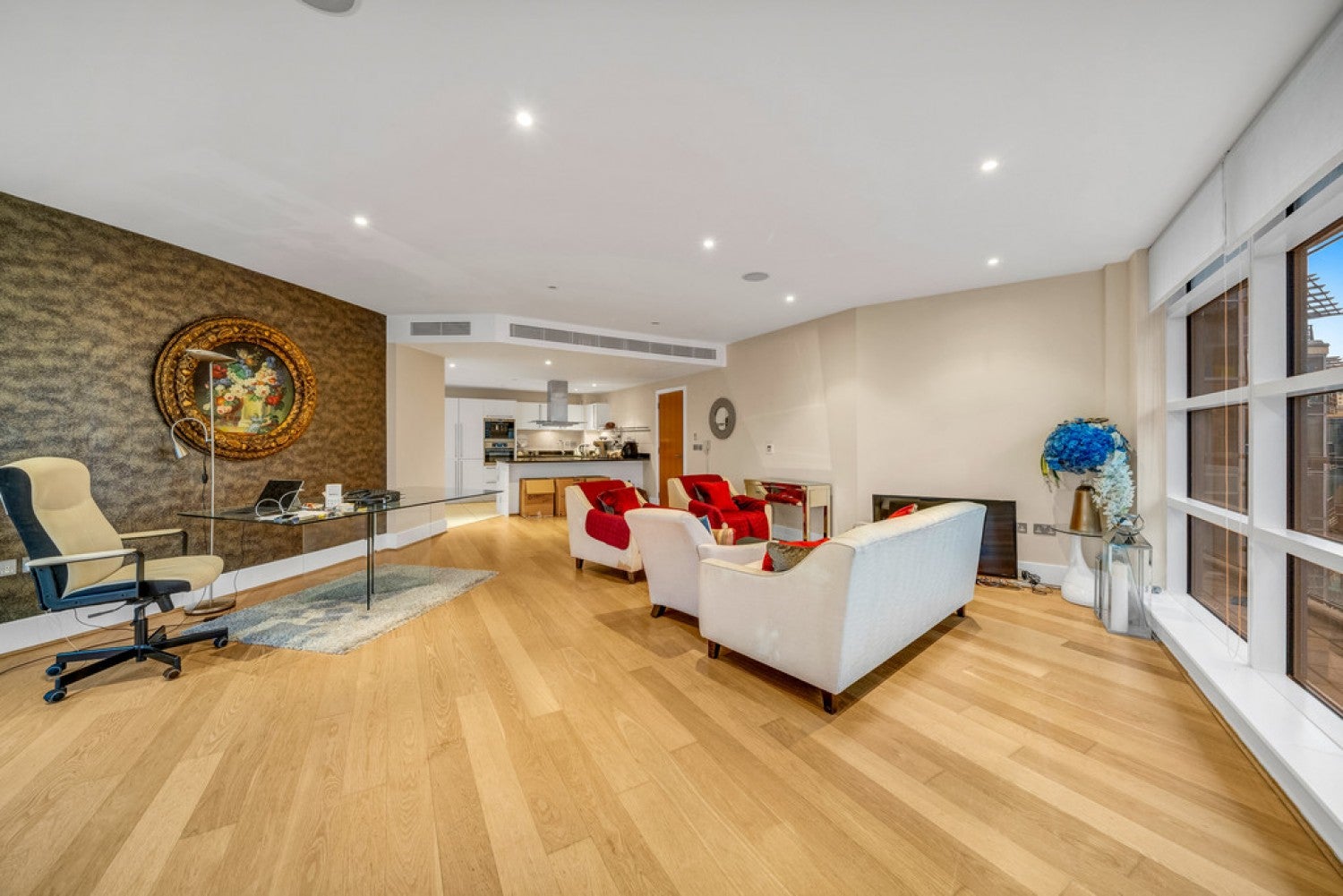 Flat Juniper Drive in Greater London