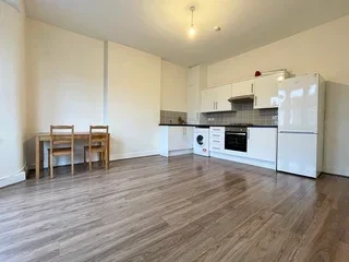Flat Fairlop Road in Greater London