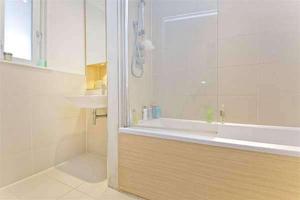 Flat Wiltshire Row in Greater London